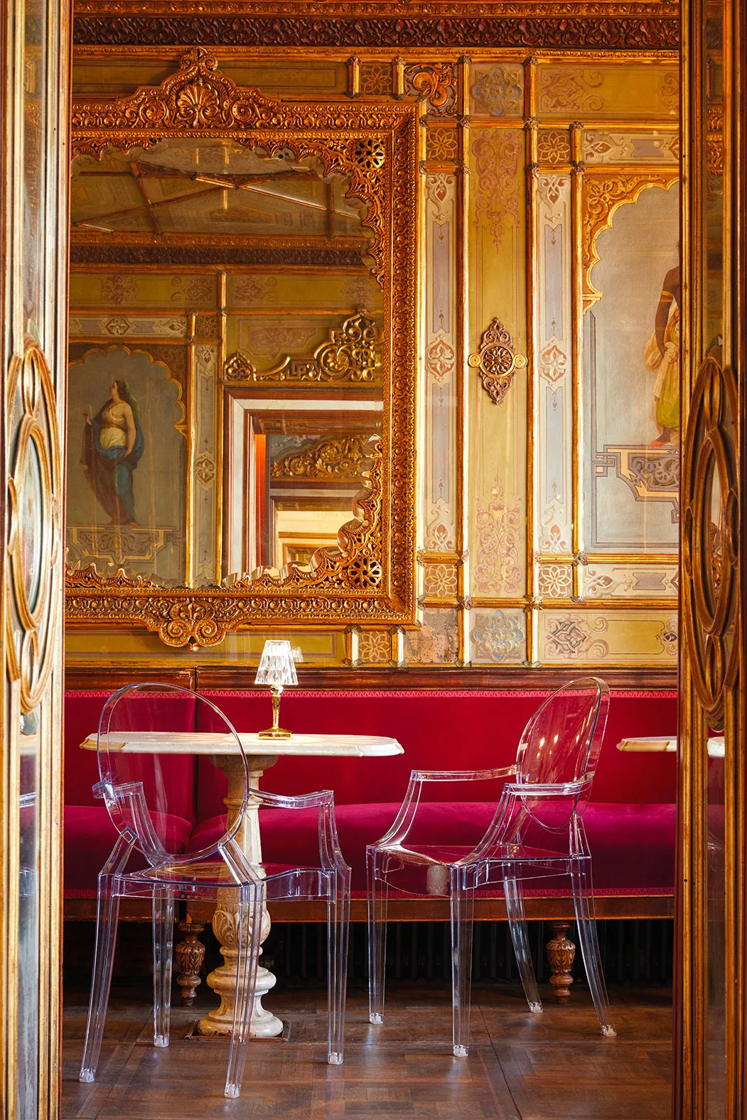 Sedute Kartell Louis Ghost in una sala storica