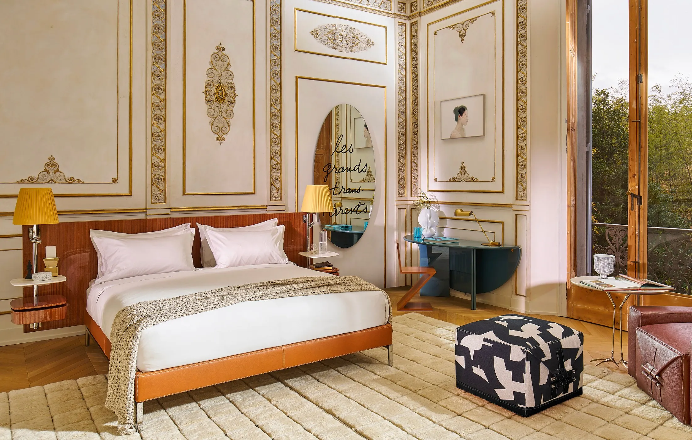 Specchio Cassina Les Grands Trans-Parents in una camera con boiserie